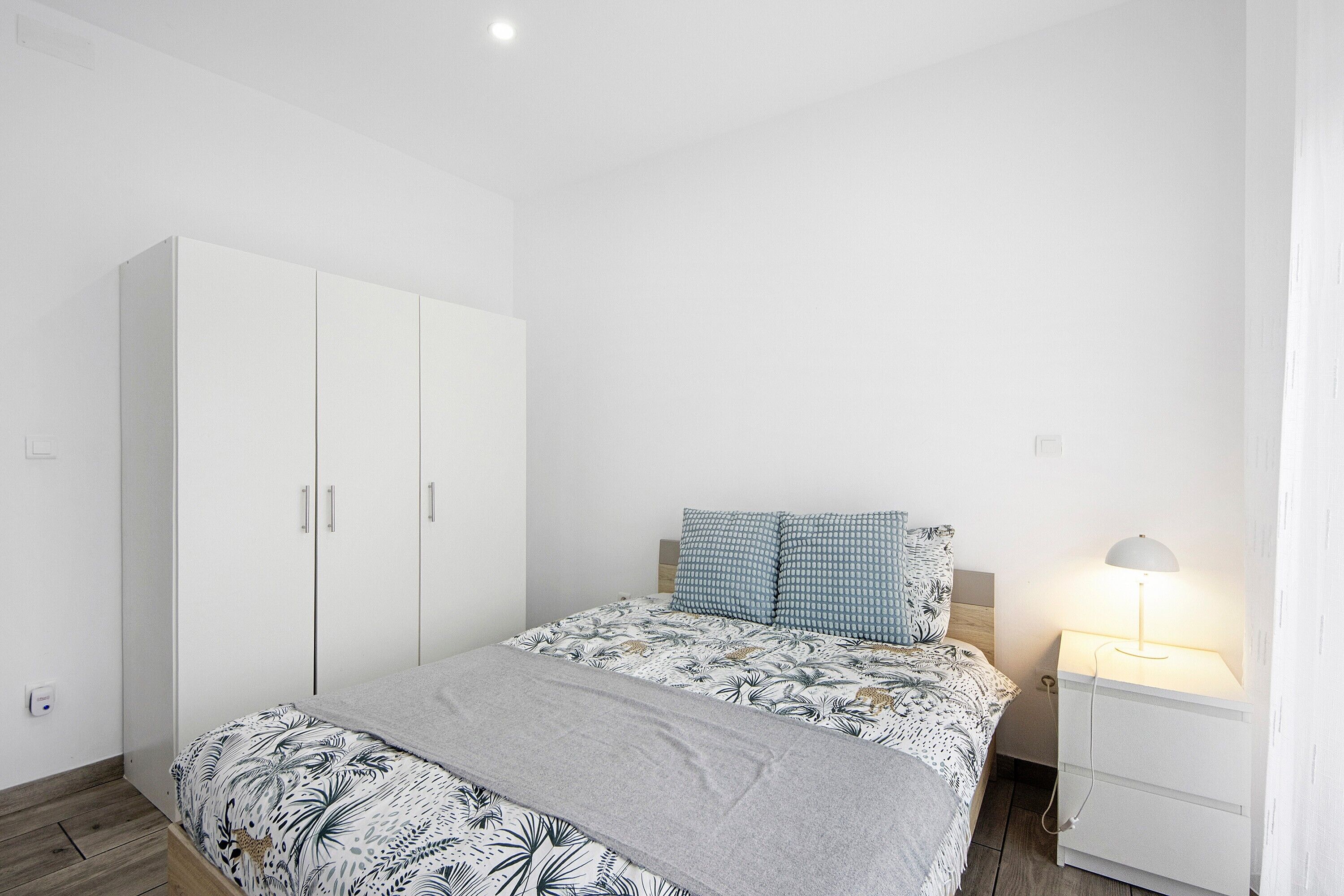 Silitysrauta/-lauta, Wi-Fi, vuodevaatteet