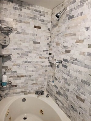 Dusche, Whirlpool, Haartrockner, Bidet