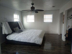 3 habitaciones, tabla de planchar con plancha y ropa de cama 