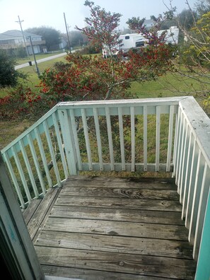 Property grounds - Lovely 3-bedroom house with AC in Bolivar Peninsula (Bolivar Peninsula)