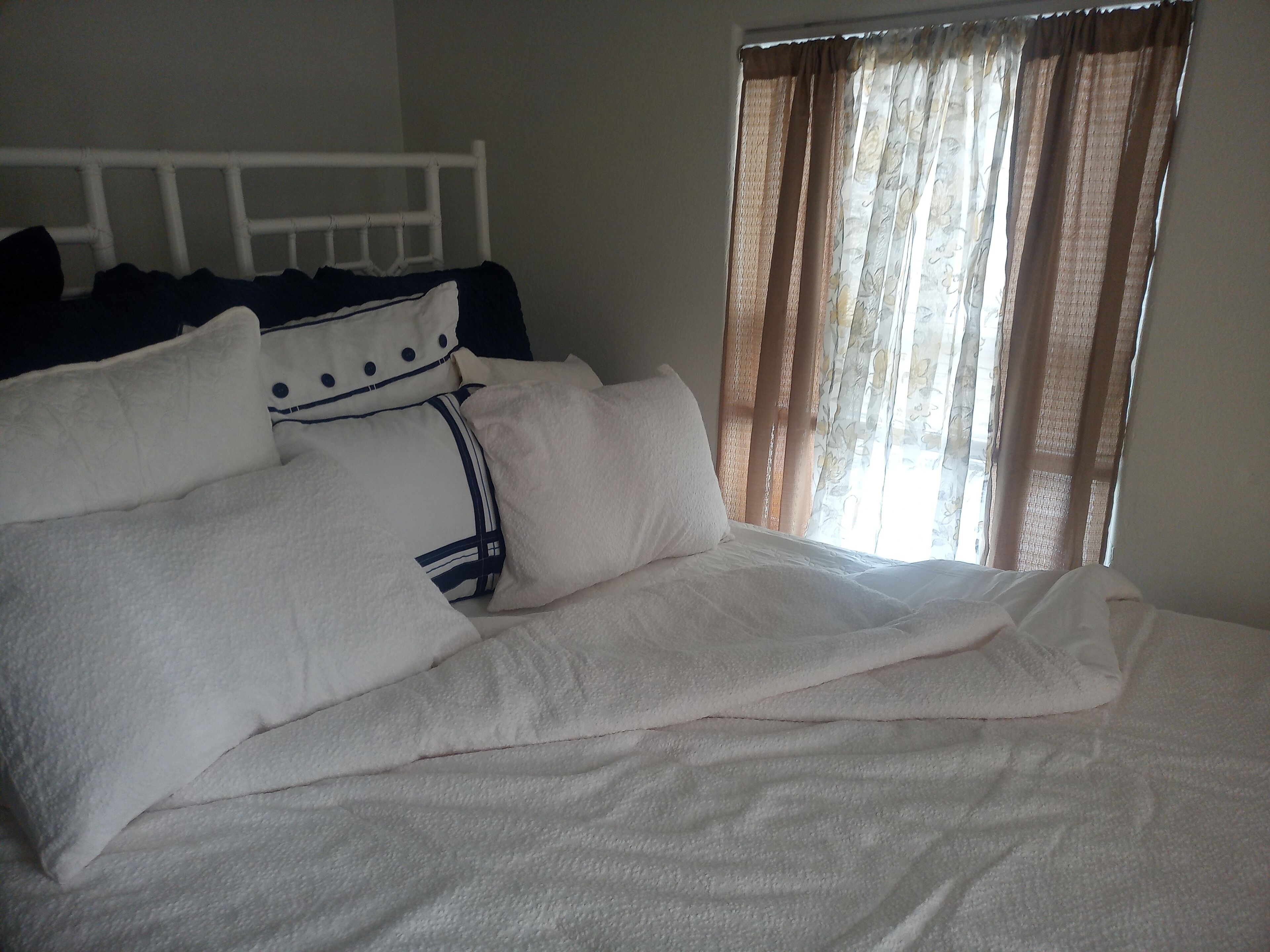 Tabla de planchar con plancha y ropa de cama 