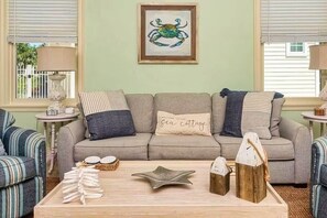 Living area - Kiva's Jewel - Guest House (Gulf Shores)