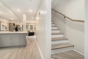 Interior - Pet-Friendly 1BR With Office & Fenced Yard (Ottawa)