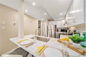 Refrigerador, microondas, horno, placa de cocina