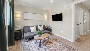 Living area - Pet-Friendly 1BR With Office & Fenced Yard (Ottawa)