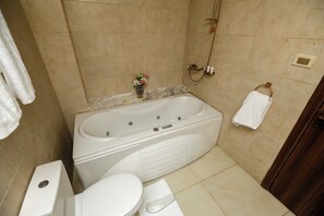 Junior Suite, Golf View | Bathroom | Shower, hair dryer, towels, soap - Sahara Pyramids View Hotel (Giza)