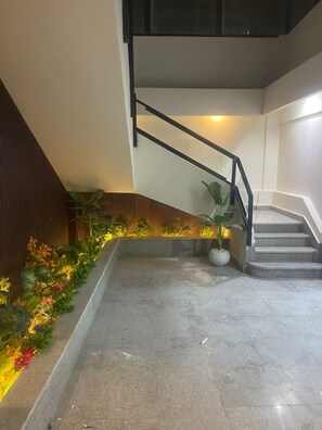 المنشأة من الداخل