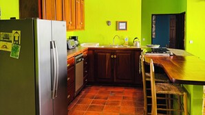 Coffee/tea maker, fridge, oven, stovetop
