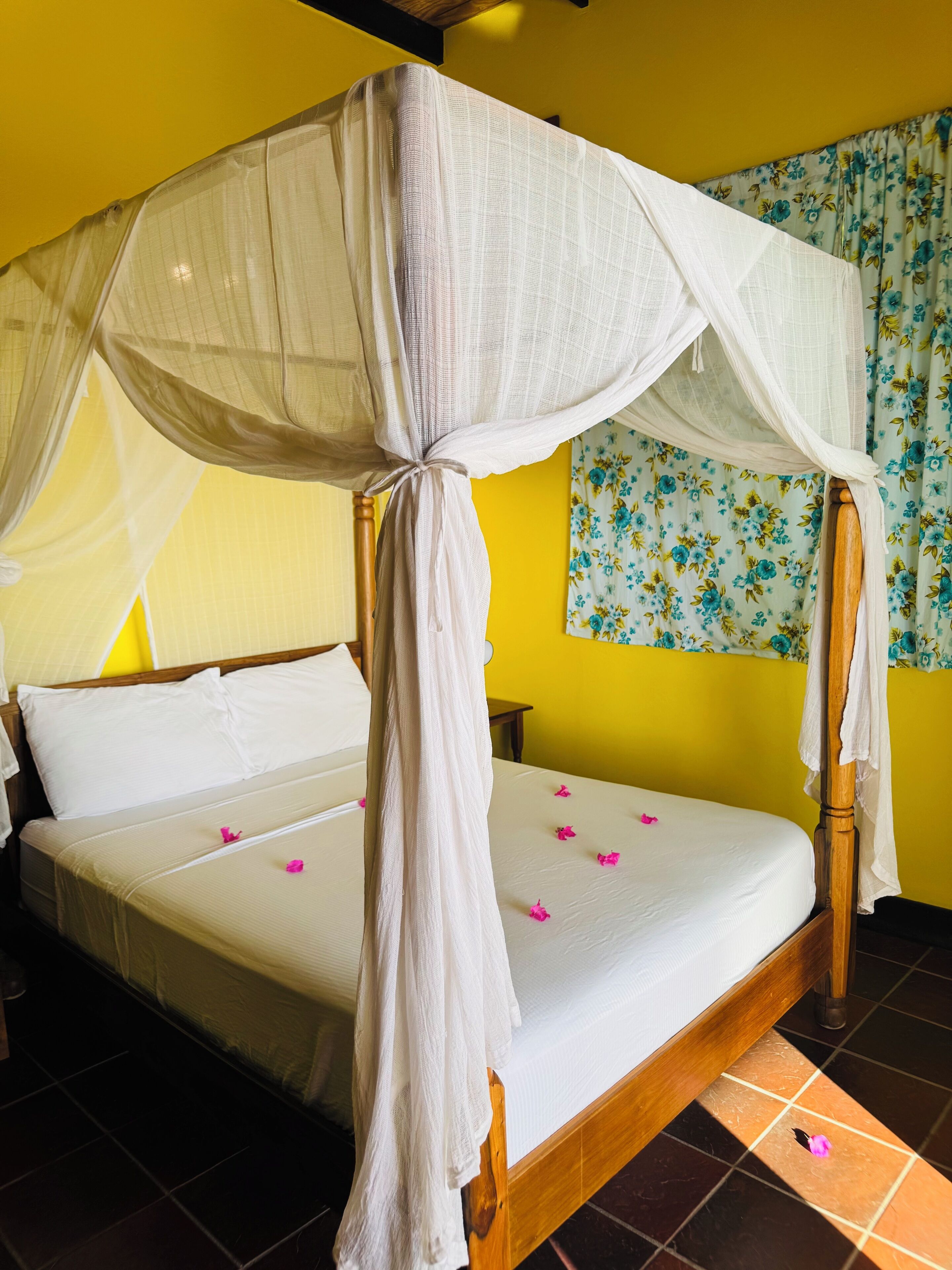 4 室のベッドルーム、セーフティボックス (室内)、アイロン / アイロン台、WiFi (無料)