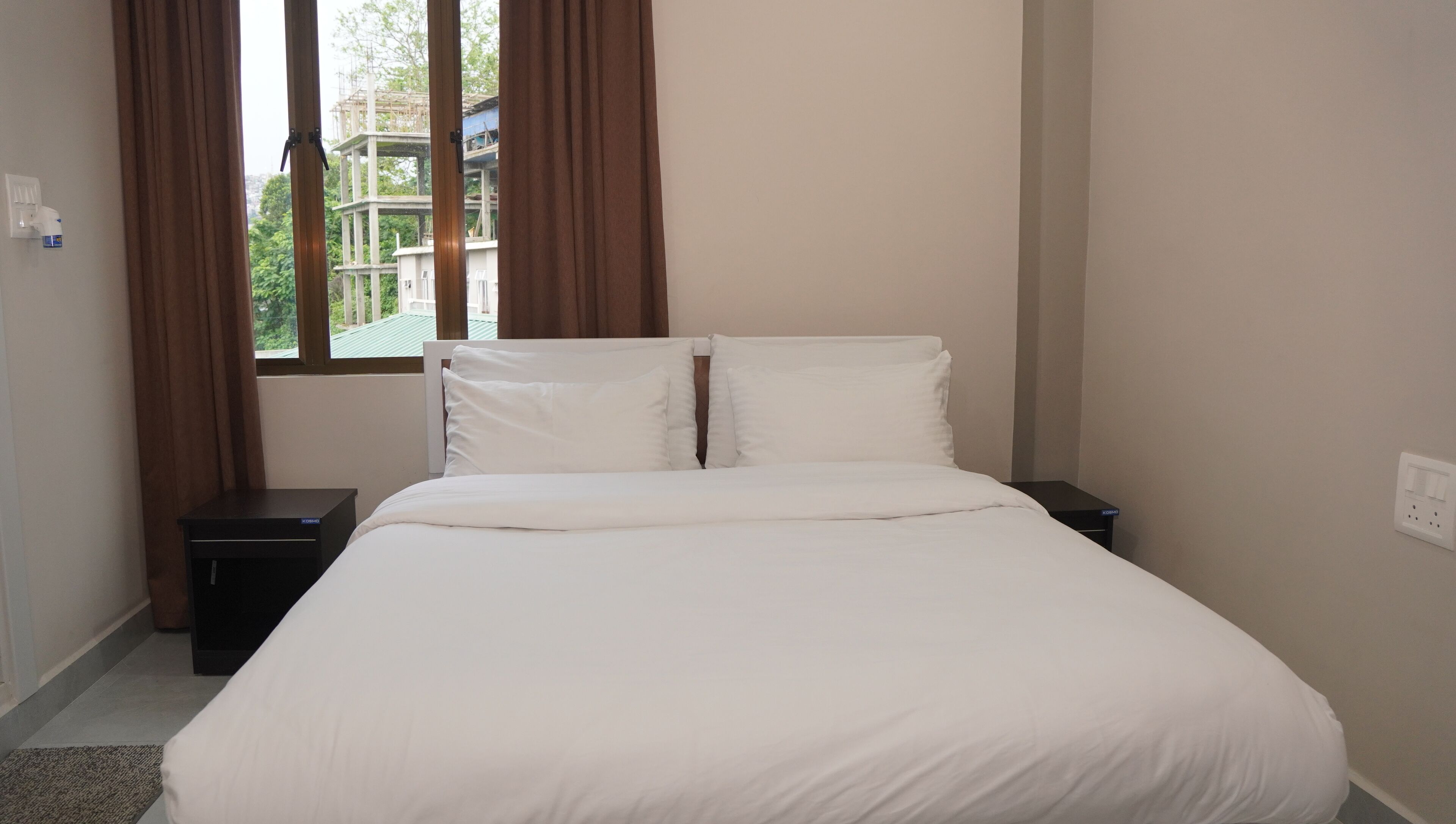 Habitación estándar con 1 cama doble o 2 individuales, baño privado | Minibar, escritorio, cortinas opacas y tabla de planchar con plancha