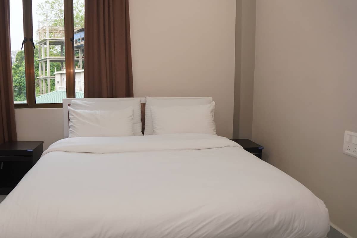 Habitación estándar con 1 cama doble o 2 individuales, baño privado | Minibar, escritorio, cortinas opacas y tabla de planchar con plancha