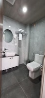 Habitación Deluxe con 1 cama doble o 2 individuales, balcón, vistas a la montaña | Baño | Ducha, secador de pelo, zapatillas y toallas