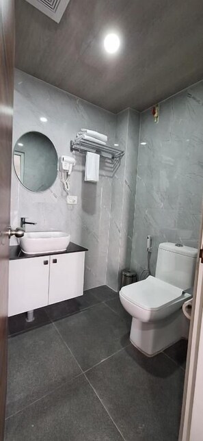 Ducha, secador de pelo, pantuflas, toallas