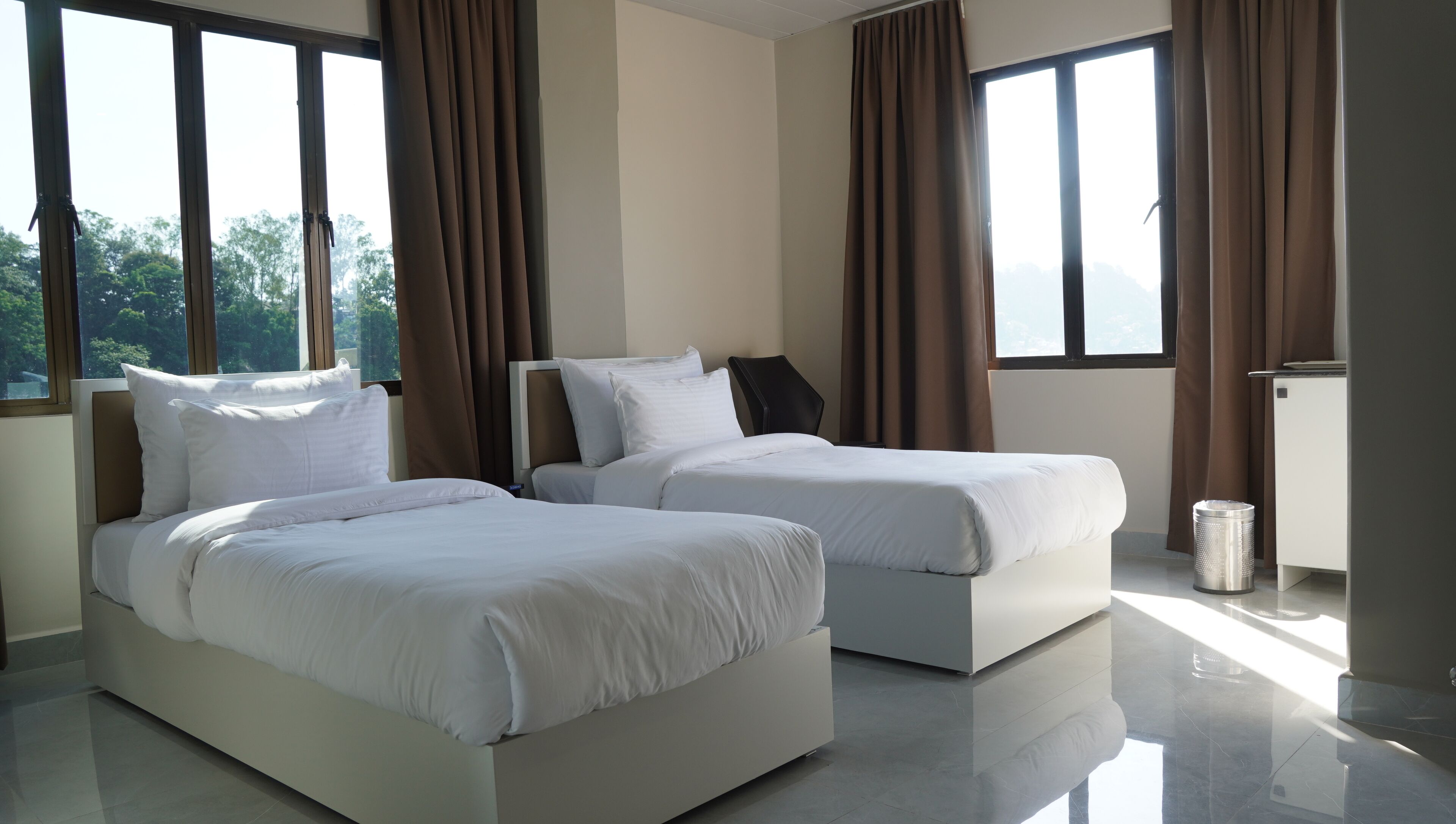 Habitació doble o amb dos llits individuals Deluxe, balcó, vistes a la muntanya | Minibar, escriptori, cortines opaques i planxa i posts de planxar 