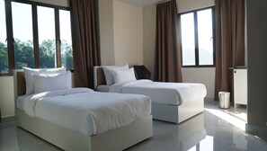 Habitación Deluxe con 1 cama doble o 2 individuales, balcón, vistas a la montaña | Minibar, escritorio, cortinas opacas y tabla de planchar con plancha