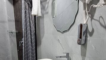 Habitació doble o amb dos llits individuals estàndard, bany privat | Bany | Dutxa, assecador de cabells, sabatilles i tovalloles