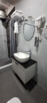 Habitación estándar con 1 cama doble o 2 individuales, baño privado | Baño | Ducha, secador de pelo, zapatillas y toallas