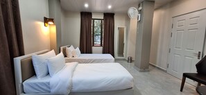 Habitación estándar con 1 cama doble o 2 individuales, baño privado | Minibar, escritorio, cortinas opacas y tabla de planchar con plancha