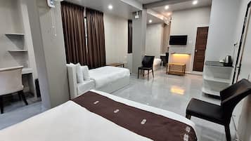 Habitació quàdruple familiar, diversos llits, balcó | Minibar, escriptori, cortines opaques i planxa i posts de planxar