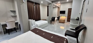 Habitación cuádruple familiar, varias camas, balcón | Minibar, escritorio, cortinas opacas y tabla de planchar con plancha