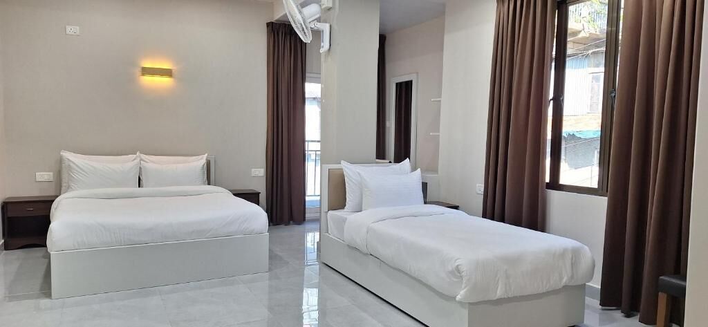 Habitació quàdruple familiar, diversos llits, balcó | Minibar, escriptori, cortines opaques i planxa i posts de planxar 