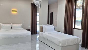 Habitació quàdruple familiar, diversos llits, balcó | Minibar, escriptori, cortines opaques i planxa i posts de planxar