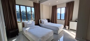 Camera Deluxe con letto matrimoniale o 2 letti singoli, balcone, vista montagna | Minibar, una scrivania, tende oscuranti, ferro/asse da stiro
