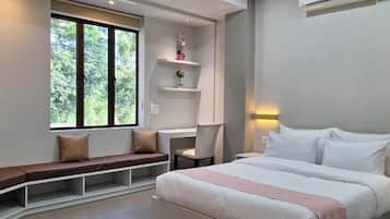 디럭스 스위트, 에어컨 | 미니바, 책상, 암막 커튼, 다리미/다리미판