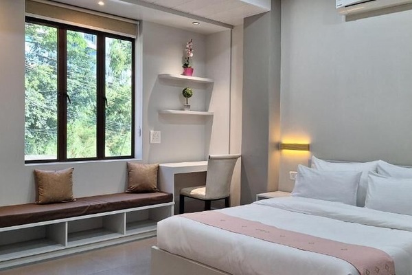 Deluxe Suite, Air conditioning | Minibar, desk, blackout drapes, iron/ironing board (on request)