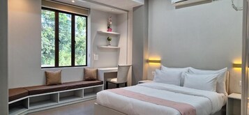 Suite Deluxe, Aire acondicionado | Minibar, escritorio, cortinas opacas y tabla de planchar con plancha