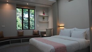 Minibar, una scrivania, tende oscuranti, ferro/asse da stiro