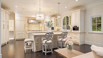 Réfrigérateur, four à micro-ondes, un four, surface de cuisson