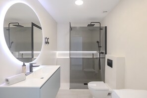 Hair dryer, towels, soap, toilet paper - Beautiful sea view aparment (Calvià)