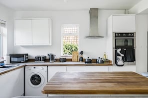 Fridge, microwave, oven, stovetop - Longstomps House Sleeps 10 with Parking for 3 (Essex)