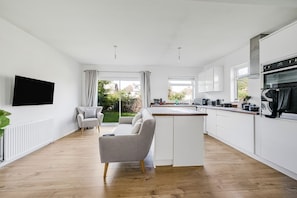 Fridge, microwave, oven, stovetop - Longstomps House Sleeps 10 with Parking for 3 (Essex)