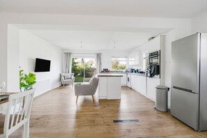 Frigorífico, microondas, horno y placa de cocina