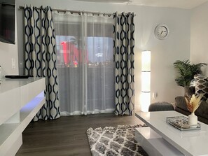 Smart TV - Enchanting 2 bedroom condo with free parking (Las Vegas)