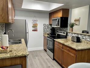 Fridge, microwave, oven, stovetop - Enchanting 2 bedroom condo with free parking (Las Vegas)