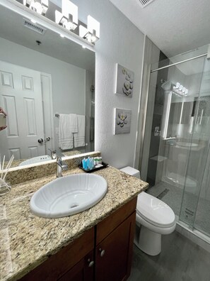 Shower, hair dryer, towels, soap - Enchanting 2 bedroom condo with free parking (Las Vegas)