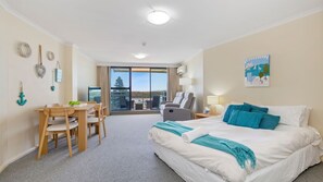 Desk, free WiFi, bed sheets - The Entrance Waterfront Resort, Unit 617 - Water V (The Entrance)