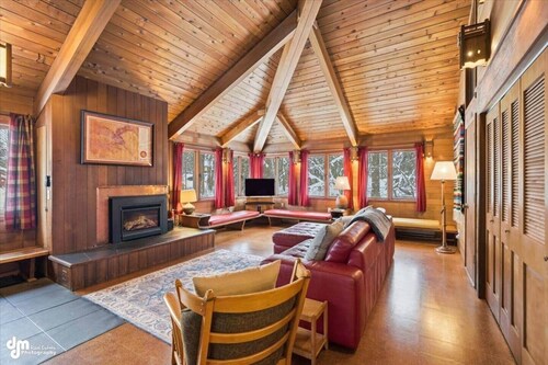 Classic Ski Cabin Walk to Skiing and Restaurants
