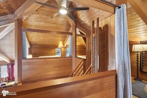 Iron/ironing board, free WiFi, bed sheets - Classic Ski Cabin Walk to Skiing and Restaurants (Girdwood)