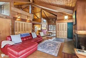 TV, fireplace - Classic Ski Cabin Walk to Skiing and Restaurants (Girdwood)