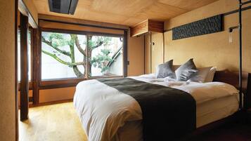 Escritorio, wifi gratis y ropa de cama