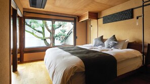 Escritorio, tabla de planchar con plancha, wifi gratis y ropa de cama 