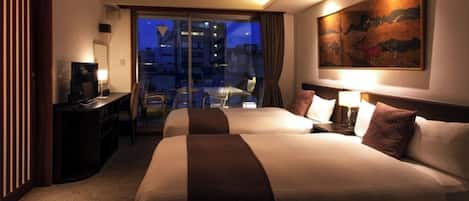 Een bureau, gratis wifi, beddengoed