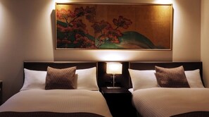 Escritorio, wifi gratis y ropa de cama 