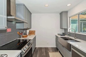 Microwave, oven, stovetop, dishwasher - Evergreen Escape · Fenced Yard · Fireplace (Big Bear)
