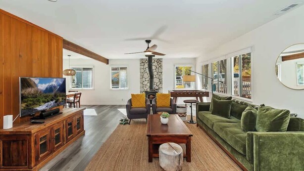 TV, fireplace - Evergreen Escape · Fenced Yard · Fireplace (Big Bear)