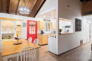 Dining - Pines Cottage Hot Tub Fire Pit Sleeps 6 (Big Bear Lake)